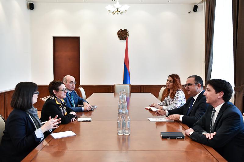 Министр финансов РА Тигран Хачатрян встретился с Чрезвычайным и Полномочным Послом Франции в РА Анн Луйо.