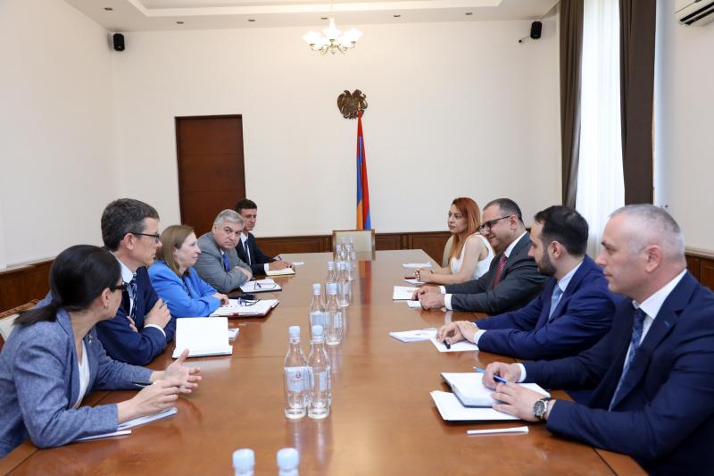 Министр финансов Тигран Хачатрян принял  посла США в РА Лин Трейси