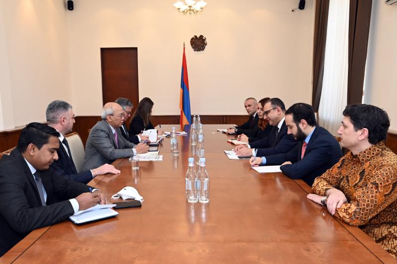 Министр финансов РА принял исполнительного директора АБР Арифа Бахарудина, представляющего Армению в совете директоров