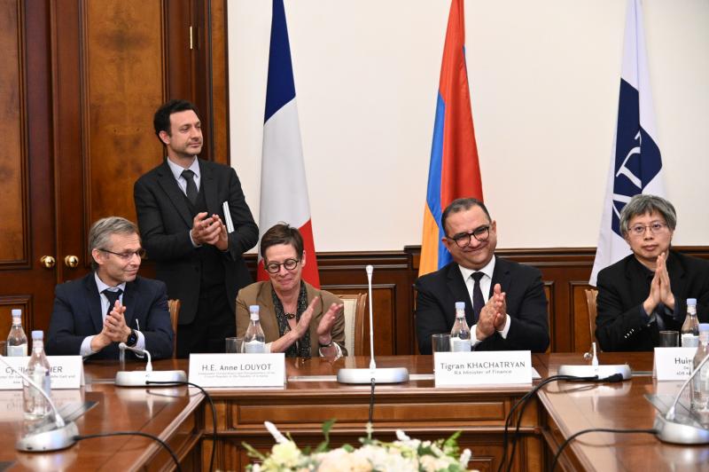 Ստորագրվել են վարկային համաձայնագրեր Հայաստանի Հանրապետության, Զարգացման ֆրանսիական գործակալության եւ Ասիական զարգացման բանկի միջեւ