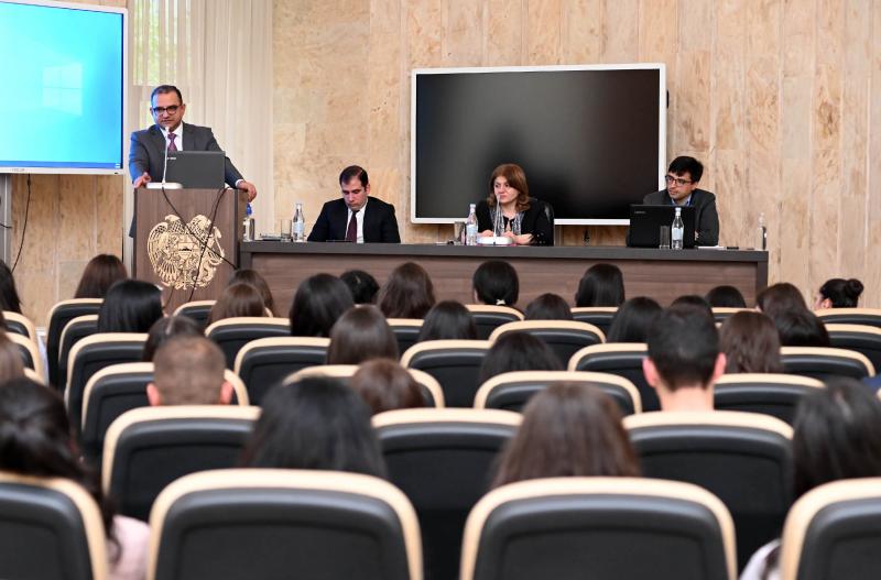 Министр финансов принял студентов Гюмрийского филиала государственного экономического университета Армении